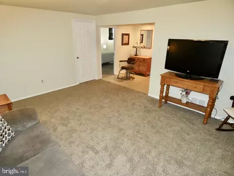 Living - 41 Stallion Dr, Newark, DE 19713 photo 3 of 4
