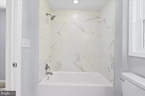 Bath - 504 Shue Dr, Newark, DE 19713 photo 3 of 3
