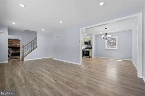 Living - 504 Shue Dr, Newark, DE 19713 photo 2 of 5