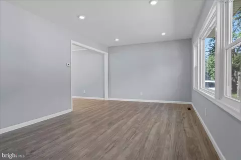 Living - 504 Shue Dr, Newark, DE 19713 photo 3 of 5