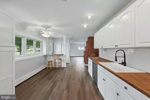 Entry Way - 47 Montrose, Newark, DE 19713 photo 1 of 16