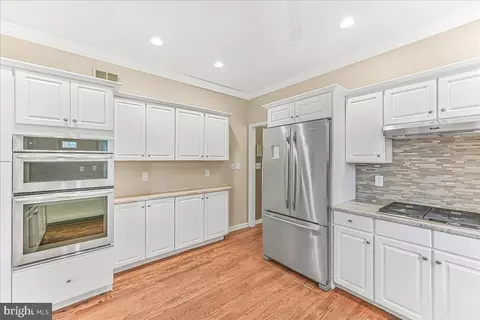 Entry Way - 4 Pine Tree Ct, Hockessin, DE 19707 photo 3 of 5