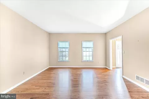 Living - 4 Pine Tree Ct, Hockessin, DE 19707 photo 2 of 3