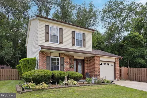 27 Iris Ln, Newark, DE 19702