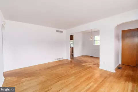 Living - 116 Longview Dr, Newark, DE 19711 photo 2 of 3