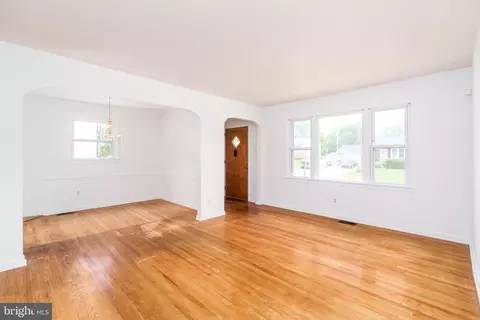 Living - 116 Longview Dr, Newark, DE 19711 photo 1 of 3