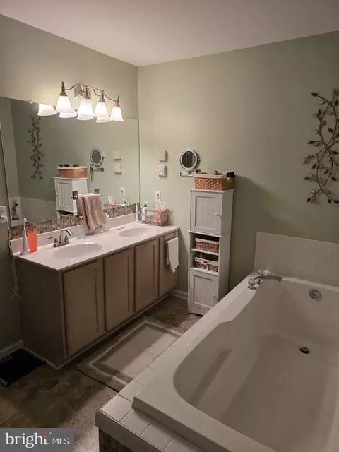 Bath - 23 Deasy Dr, Newark, DE 19702 photo 1 of 2
