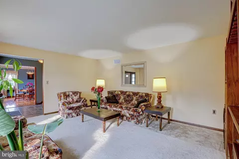 Living - 148 Netherlands Dr, Middletown, DE 19709 photo 2 of 5