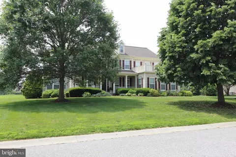 802 Chesapeake Ct, Newark, DE 19702