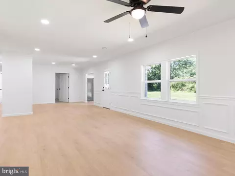 Living - 23 Knickerbocker Dr, Newark, DE 19713 photo 2 of 4