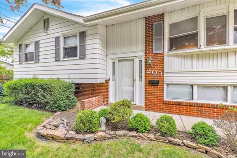 203 Meadowood Dr, Newark, DE 19711