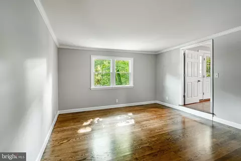 Living - 4 Blue Jay Dr, Newark, DE 19713 photo 5 of 6
