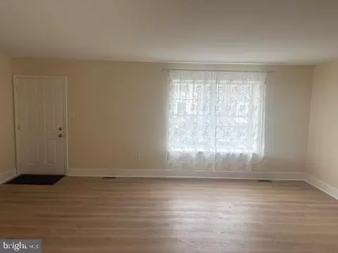 Living - 51 Boxelder Ln, Bear, DE 19701 photo 2 of 4