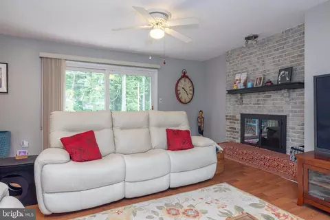 Living - 127 Pawnee Ct, Newark, DE 19702 photo 2 of 2