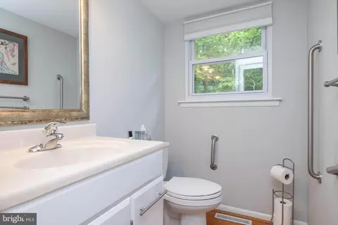 Bath - 127 Pawnee Ct, Newark, DE 19702 photo 1 of 2