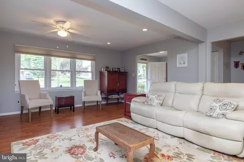 Living - 127 Pawnee Ct, Newark, DE 19702 photo 1 of 2