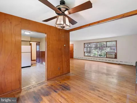 Living - 269 W Chestnut Hill Rd, Newark, DE 19713 photo 5 of 5
