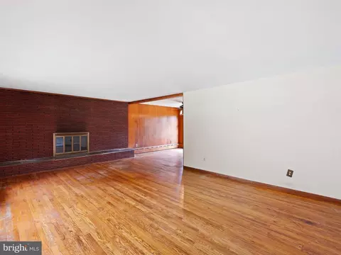 Living - 269 W Chestnut Hill Rd, Newark, DE 19713 photo 3 of 5