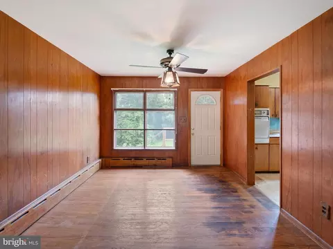 Living - 269 W Chestnut Hill Rd, Newark, DE 19713 photo 4 of 5