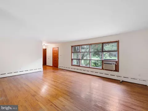 Living - 269 W Chestnut Hill Rd, Newark, DE 19713 photo 1 of 5