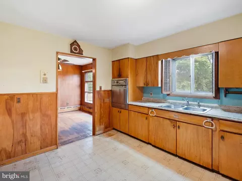 Kitchen - 269 W Chestnut Hill Rd, Newark, DE 19713 photo 2 of 3