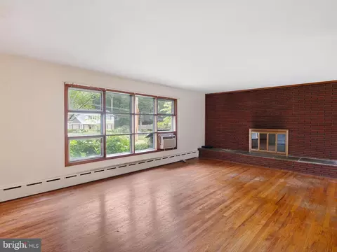 Living - 269 W Chestnut Hill Rd, Newark, DE 19713 photo 2 of 5