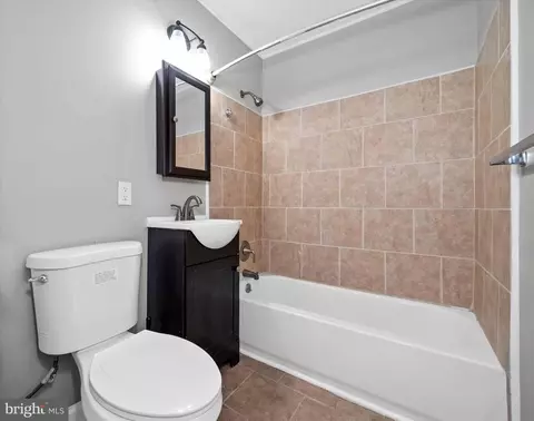 Bath - 12 S Kingston Rd, Newark, DE 19713 photo 2 of 2