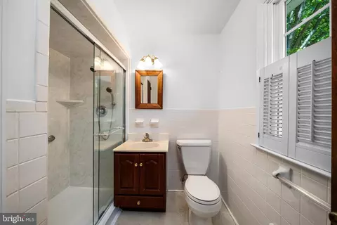 Bath - 403 Dove Dr, Newark, DE 19713 photo 2 of 4
