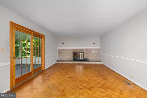 Living - 403 Dove Dr, Newark, DE 19713 photo 3 of 5