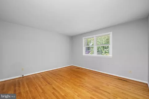 Living - 403 Dove Dr, Newark, DE 19713 photo 5 of 5