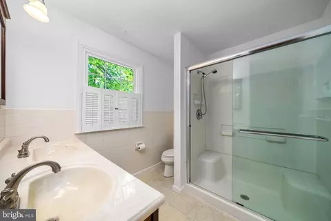 Bath - 403 Dove Dr, Newark, DE 19713 photo 3 of 4
