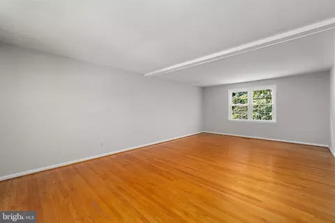 Living - 403 Dove Dr, Newark, DE 19713 photo 1 of 5