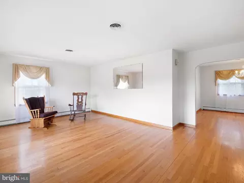Living - 556 Boyds Corner Rd, Middletown, DE 19709 photo 2 of 4