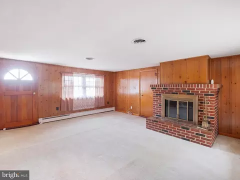 Living - 556 Boyds Corner Rd, Middletown, DE 19709 photo 4 of 4