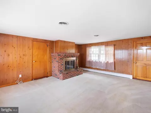 Living - 556 Boyds Corner Rd, Middletown, DE 19709 photo 3 of 4