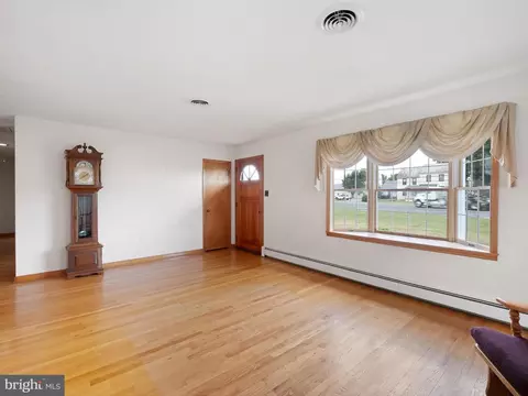 Living - 556 Boyds Corner Rd, Middletown, DE 19709 photo 1 of 4
