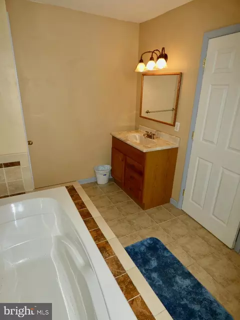 Bath - 23 Upland Ct, Newark, DE 19713 photo 4 of 9