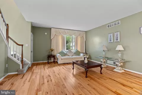 Living - 77 Mahopac Dr, Bear, DE 19701 photo 2 of 4