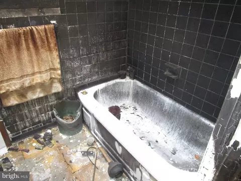 Bath - 539 E 35th St, Wilmington, DE 19802 photo 2 of 2