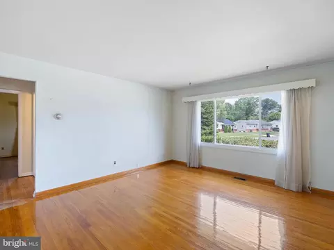 Living - 32 Cornwall Rd, New Castle, DE 19720 photo 2 of 2