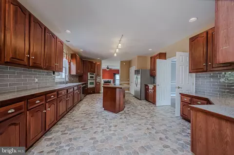 Kitchen - 305 E Bartram Ln E, Hockessin, DE 19707 photo 3 of 5