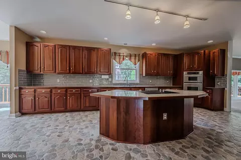 Kitchen - 305 E Bartram Ln E, Hockessin, DE 19707 photo 2 of 5