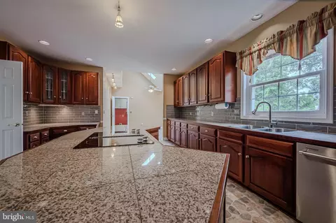 Kitchen - 305 E Bartram Ln E, Hockessin, DE 19707 photo 5 of 5
