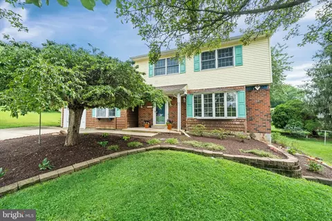 2818 Fawkes Dr, Wilmington, DE 19808