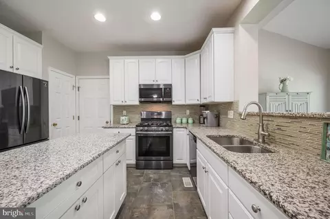 Kitchen - 16 E Shakespeare Dr, Middletown, DE 19709 photo 2 of 3