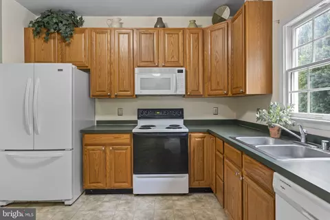 Kitchen - 18 Dynasty Dr, Bear, DE 19701 photo 2 of 3