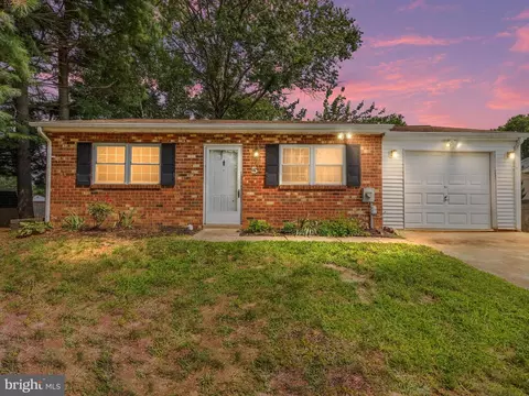 5 Topaz Dr, Newark, DE 19702