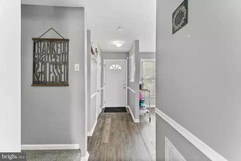 Entry Way - 3 E Perpen Ct, Newark, DE 19702 photo 2 of 7