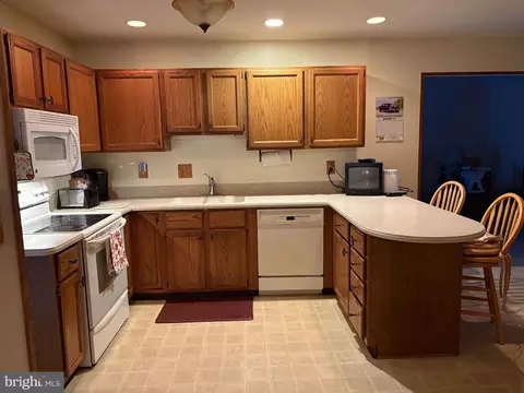 Kitchen - 6 E Kapok Dr, Newark, DE 19702 photo 2 of 5