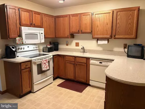 Kitchen - 6 E Kapok Dr, Newark, DE 19702 photo 4 of 5